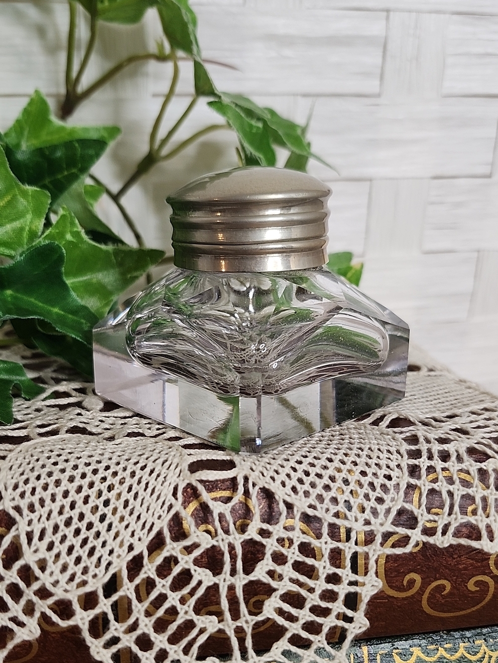 👉*ANTIQUE* 1910s ART DECO INK WELL ~FACETED CUT GLASS W/ SCREW ON METAL CAP